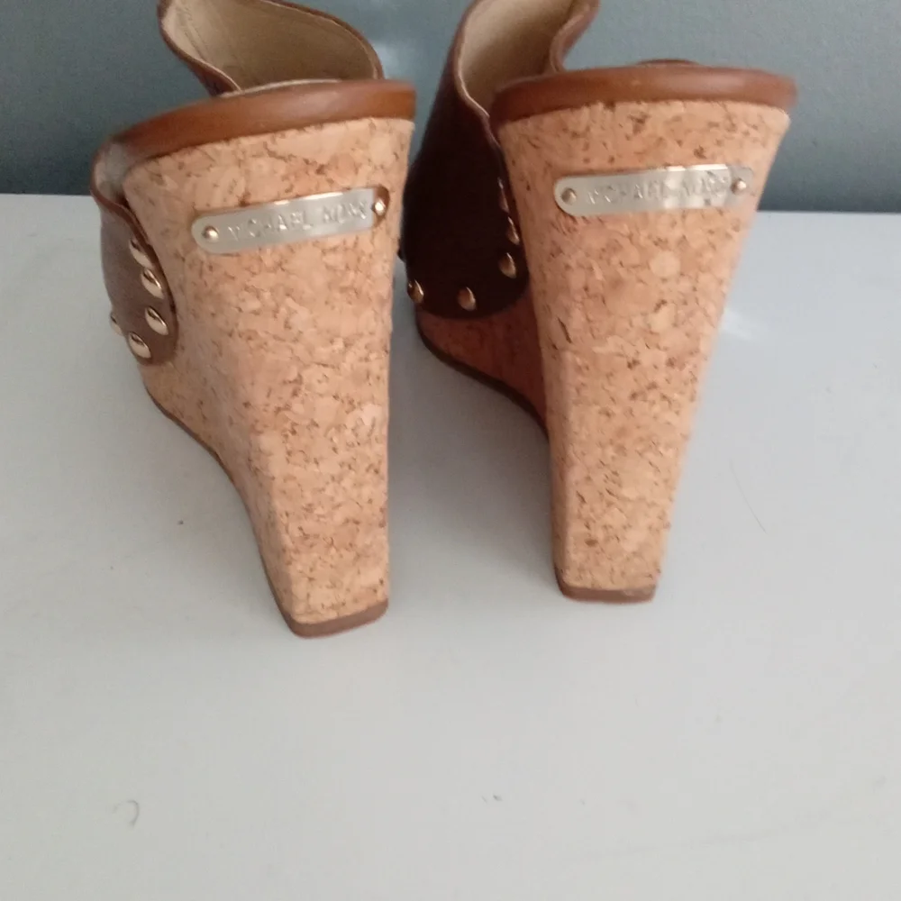 MICHAEL KORS Brown Leather Cork Wedge Mules Open Toe Studded Sandals Womens Size